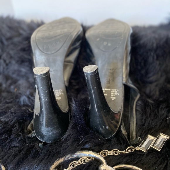 Fioni Heels - Picture 3 of 3